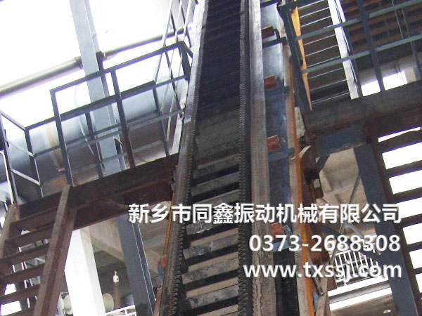 大倾角皮带输送机(挡边带式输送机)产品真机照片